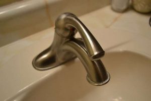 Bathroom faucet single handle